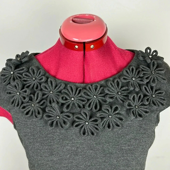 Just Taylor fitted knit cap-sleeve dress with neckline embellishment - Picture 4 of 10